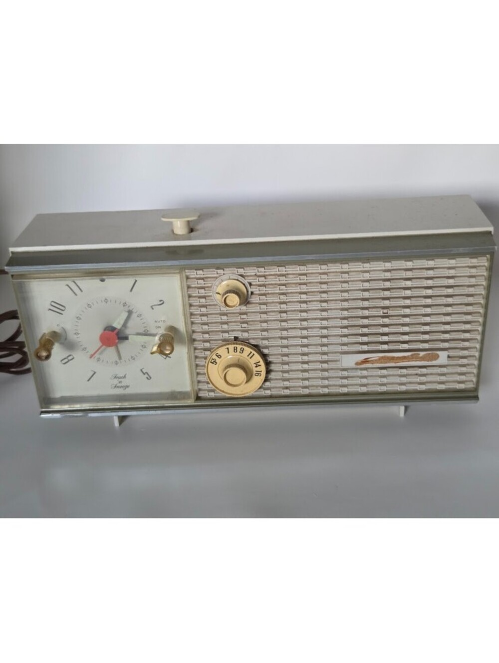 Zenith Touch 'n Snooze Vintage AM Clock Radio Beige Gold 1960s Retro Decor